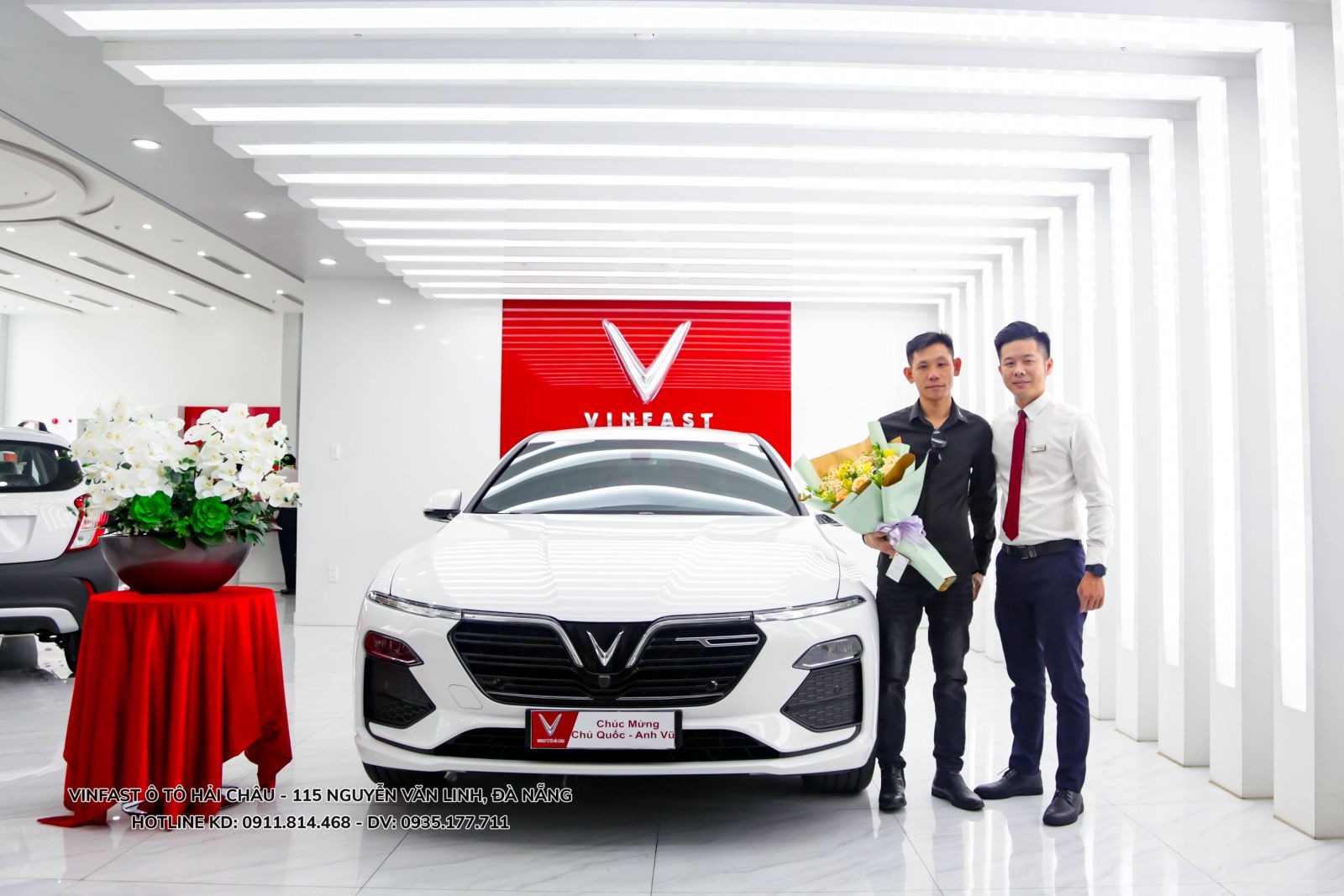 Khách hàng nhận xe Lux A2.0 tại Đại lý VinFast Ô tô Hải Châu Đà Nẵng